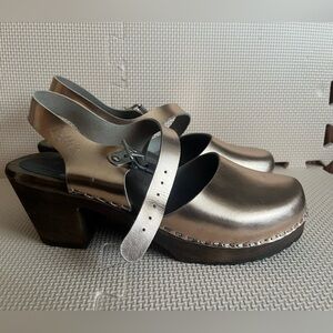 Lotta from Stockholm Clogs | highwood Rose Gold on brown base